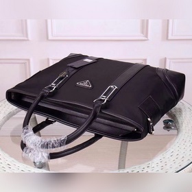 PRADA - официальный сайт Prada. Используется оригинальная импортн