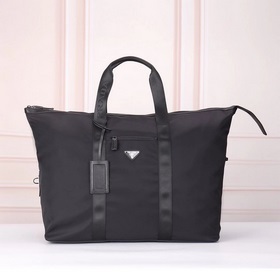 PRADA - новейшая модель дорожной сумки от Prada, синхронизированн