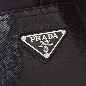 PRADA - официальный сайт Prada. Используется оригинальная импортн