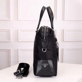 PRADA - официальный сайт Prada. Используется оригинальная импортн