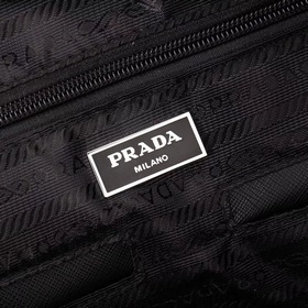 PRADA - официальный сайт Prada. Используется оригинальная импортн