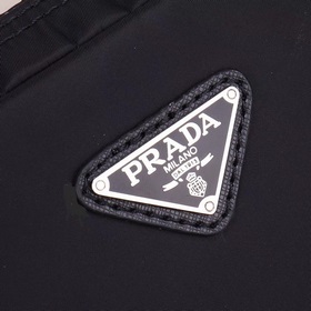 PRADA - официальный сайт сумок Prada. Изготовлены из оригинальног