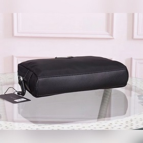 PRADA - официальный сайт сумок Prada. Изготовлены из оригинальног