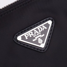 PRADA - официальный сайт сумок Prada. Изготовлены из оригинальног