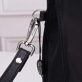 PRADA - официальный сайт сумок Prada. Изготовлены из оригинальног
