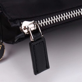 PRADA - официальный сайт сумок Prada. Изготовлены из оригинальног