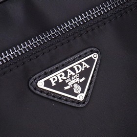 PRADA - официальный сайт сумок Prada. Изготовлены из оригинальног