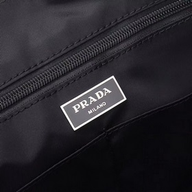 PRADA - новейшая модель сумки-почтальона/сумки через плечо от Pra