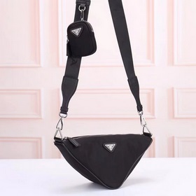 PRADA - новейшая модель треугольной сумки через плечо от Prada, с
