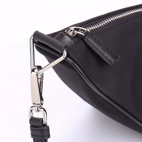 PRADA - новейшая модель треугольной сумки через плечо от Prada, с