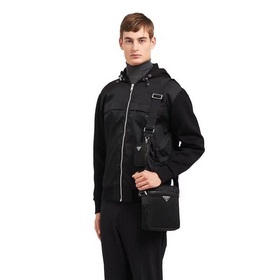 PRADA - официальный сайт сумок через плечо. Используется оригинал