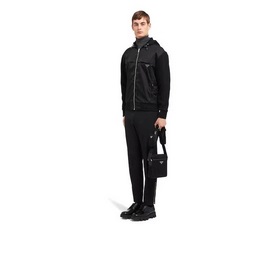 PRADA - официальный сайт сумок через плечо. Используется оригинал