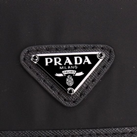 PRADA - новейшая модель чехла для мобильного телефона от Prada, с