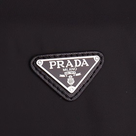 PRADA - официальный сайт сумок через плечо. Используется оригинал