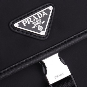 PRADA - новейшая модель сумки-почтальона/сумки через плечо от Pra