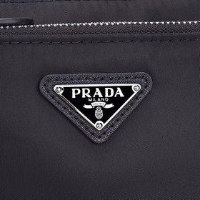 PRADA - официальный сайт сумки через плечо. Изготовлена из оригин
