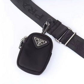 PRADA - официальный сайт сумки через плечо. Изготовлена из оригин