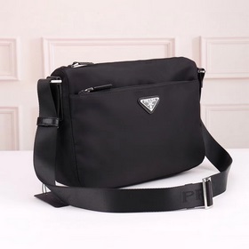 PRADA - официальный сайт сумок через плечо. Изготовлены из оригин