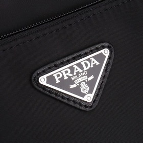 PRADA - официальный сайт сумок через плечо. Изготовлены из оригин