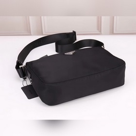 PRADA - официальный сайт сумок через плечо. Изготовлены из оригин
