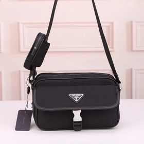 PRADA - официальный сайт сумок через плечо. Изготовлены из оригин