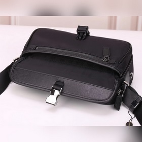 PRADA - официальный сайт сумок через плечо. Изготовлены из оригин