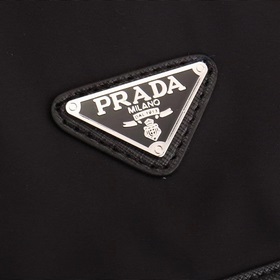 PRADA - официальный сайт сумок через плечо. Изготовлены из оригин