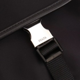 PRADA - официальный сайт сумок через плечо. Изготовлены из оригин