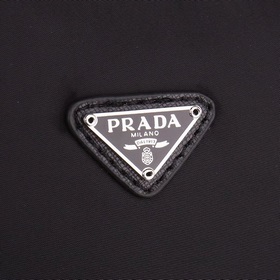 PRADA - официальный сайт сумок через плечо. Используется оригинал