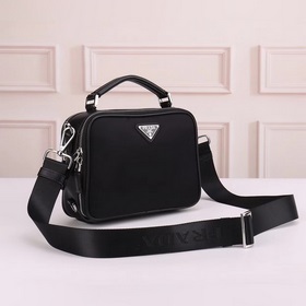 PRADA - новейшая сумка через плечо от Prada, синхронизированная с