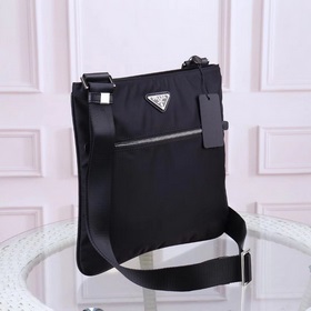 PRADA - официальный сайт сумок через плечо. Изготовлены из оригин