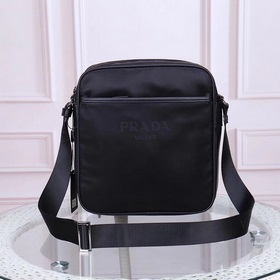 PRADA - официальный сайт сумок через плечо. Используется оригинал