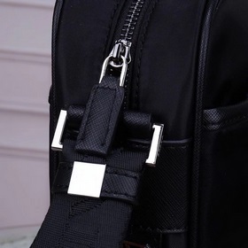 PRADA - официальный сайт сумок через плечо. Используется оригинал