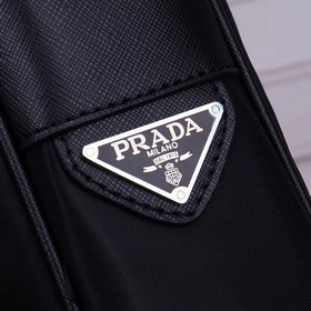 PRADA - официальный сайт сумок через плечо. Используется оригинал