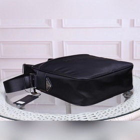 PRADA - официальный сайт сумок через плечо. Используется оригинал