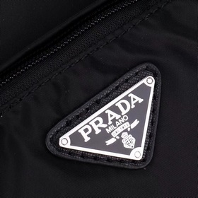 PRADA - официальный сайт сумок через плечо. Изготовлены из оригин