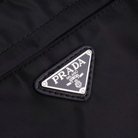 PRADA - официальный сайт сумок через плечо. Изготовлены из оригин