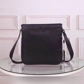 PRADA - официальный сайт сумок через плечо. Используется оригинал