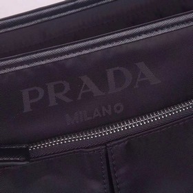 PRADA - официальный сайт сумок через плечо. Используется оригинал