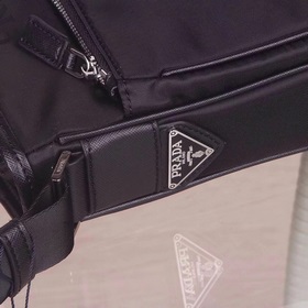 PRADA - официальный сайт сумок через плечо. Используется оригинал