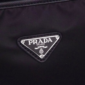PRADA - официальный сайт сумок через плечо. Используется оригинал