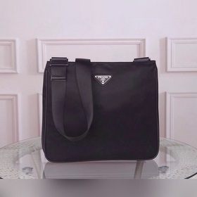 PRADA - официальный сайт сумок через плечо. Изготовлены из оригин