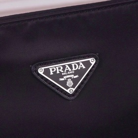 PRADA - официальный сайт сумок через плечо. Изготовлены из оригин