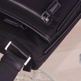 PRADA - официальный сайт сумок через плечо. Изготовлены из оригин