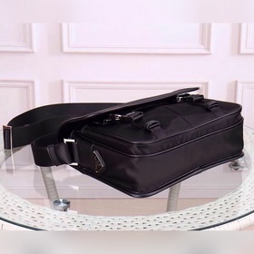 PRADA - официальный сайт сумок через плечо. Используется оригинал