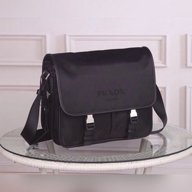 PRADA - официальный сайт сумок через плечо. Изготовлены из оригин