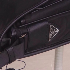 PRADA - официальный сайт сумок через плечо. Изготовлены из оригин