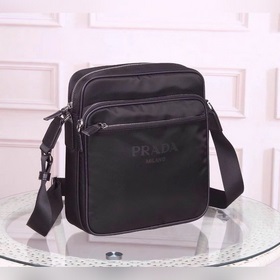 PRADA - официальный сайт сумок через плечо. Изготовлены из оригин
