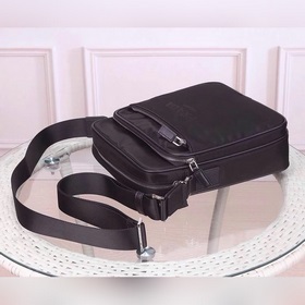 PRADA - официальный сайт сумок через плечо. Изготовлены из оригин