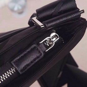 PRADA - официальный сайт сумок через плечо. Изготовлены из оригин